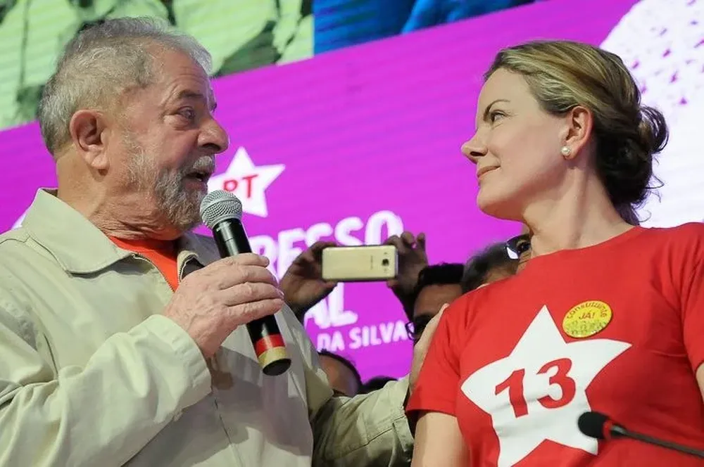 Presidente Lula Da Silva junto a la titular del PT, Gleisi Hoffman