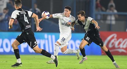Pavel Núñez contra Tomás Cavanagh en el partido entre Nacional y Danubio