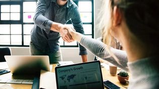 Jornadas más fragmentadas, revisión de los liderazgos y una nueva brecha de habilidades: las tendencias laborales que marcarán el 2026 en Uruguay