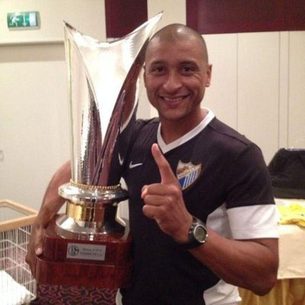 Marcelo Romero con un trofeo ganado con Málaga
