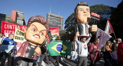 Brasil- Dos manifestantes disfrazados de la presidenta brasilera, Dilma Rousseff, y del diputado brasileño Marcos Feliciano