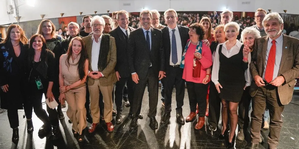 Massa compartió acto con referentes de la cultura