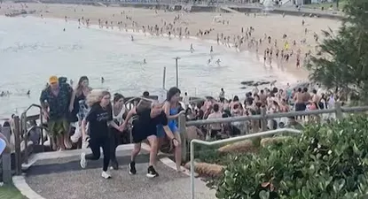 Asistentes a una festividad judía en Bondi Beach huyen tras un ataque terrorista que terminó en tragedia.