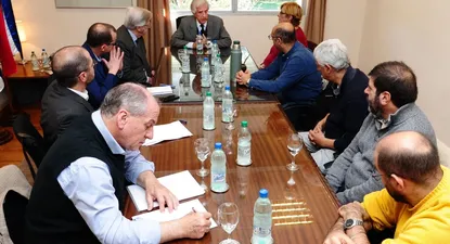 El presidente Tabaré Vázquez, junto a ministros y dirigentes del PIT-CNT