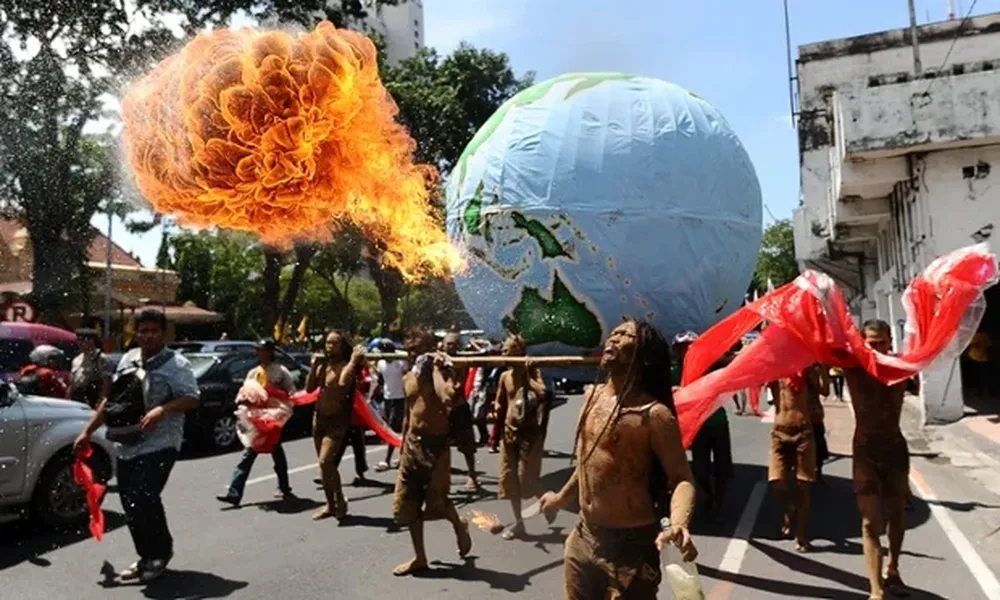Activistas medioambientales en Indonesia marchan para celebrar el Día de la Tierra, este 22 de abril