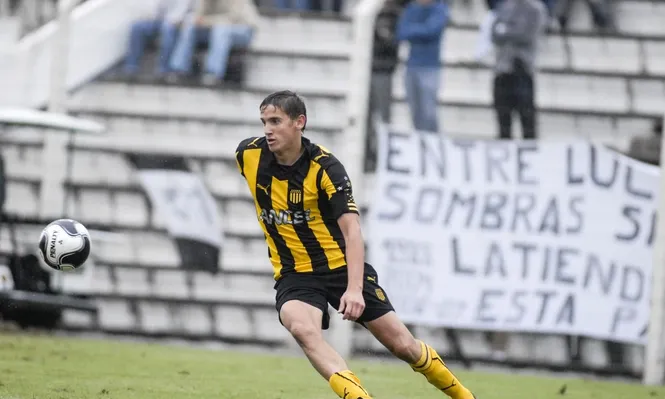 Gastón Ramírez en la temporada 2009-2010, figura campeón con Peñarol