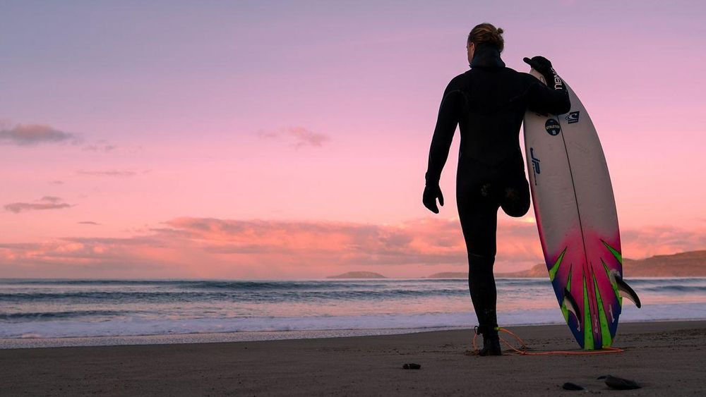 Llywelyn Williams es un surfista profesional.