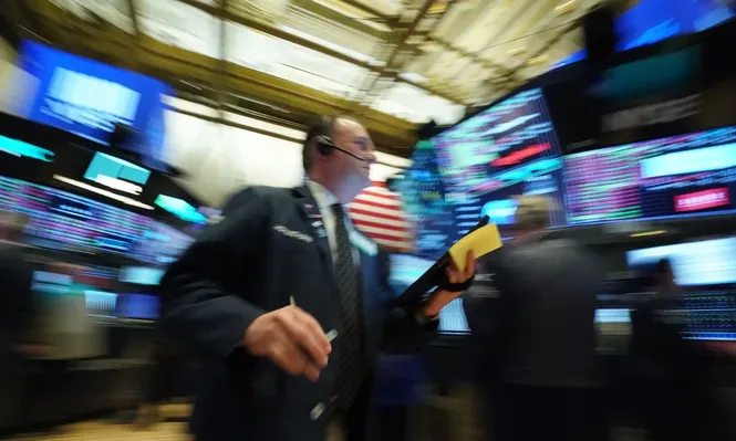 Wall Street termina en negativo ante falta de acuerdo sobre deuda en EEUU
