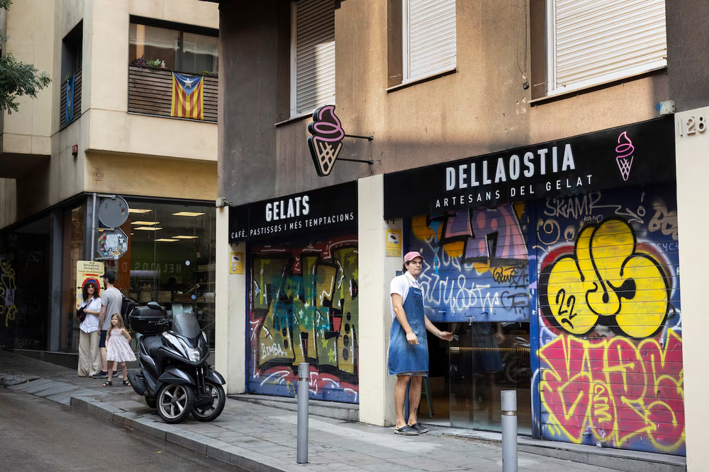 La heladeria Dellaostia, abre sus puertas tras las agresiones sufridas por grupos violentos del separatismo catalán.