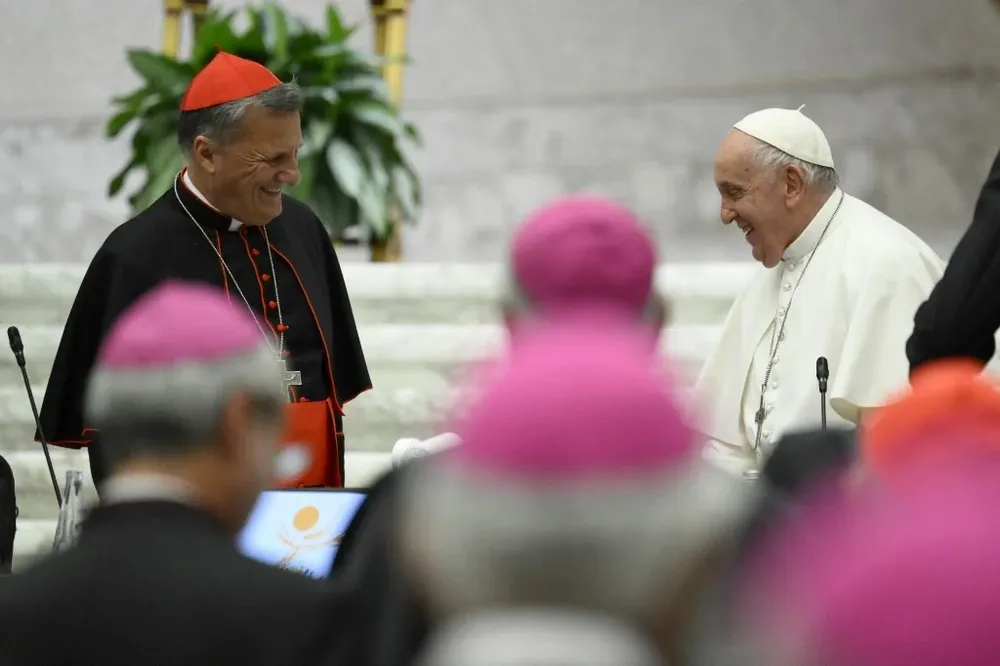 El papa Francisco y el secretario general del Sínodo, cardenal Mario Grech, durante el último día de la asamblea de obispos.