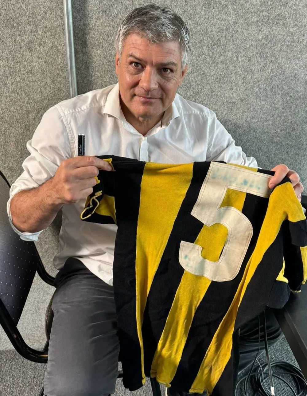 Jorge Goncálvez con la 5 de Peñarol