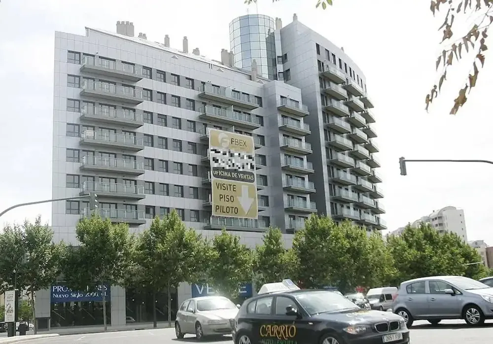 El edificio de Valencia se promocionaba con fachadas de innovador material de aluminio.