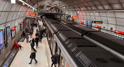 Caos en Metro Bilbao: una avería técnica en un tren provocó retrasos generalizados y bronca de la gente.