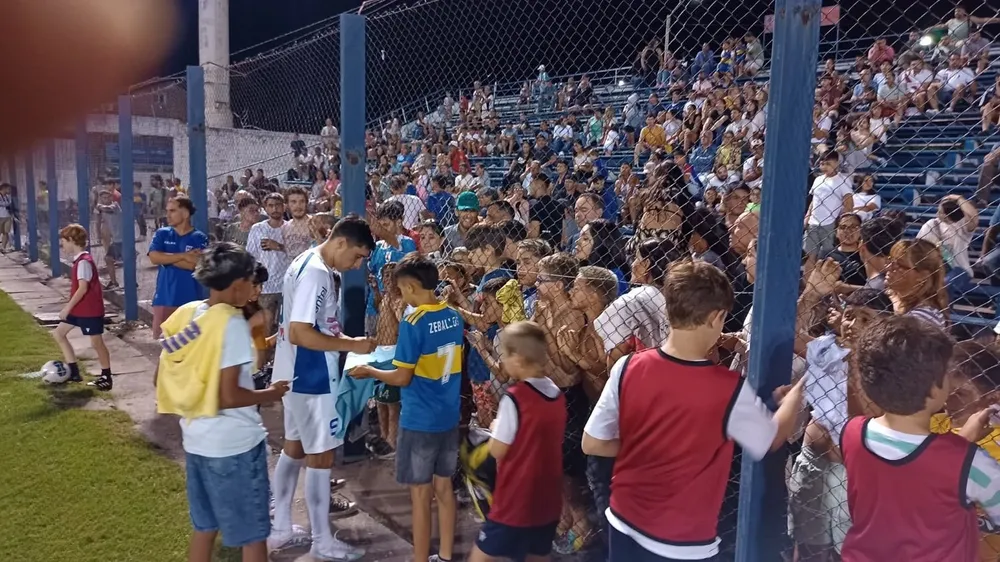 Merentiel firmando autógrafos