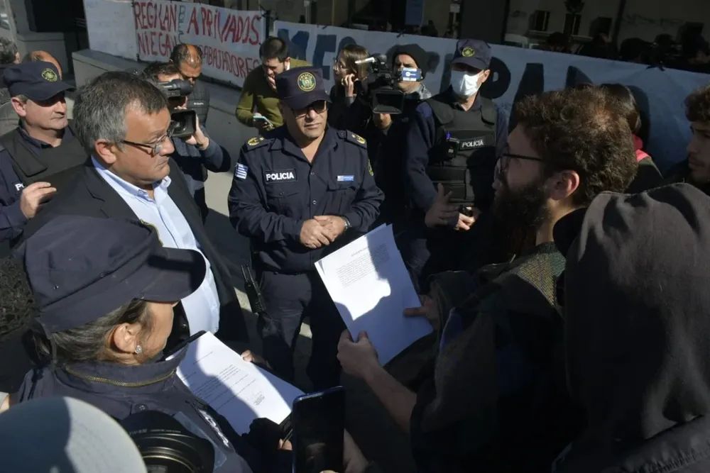 Estudiantes del IPA junto al director de Convivencia del Ministerio del Interior, Santiago González