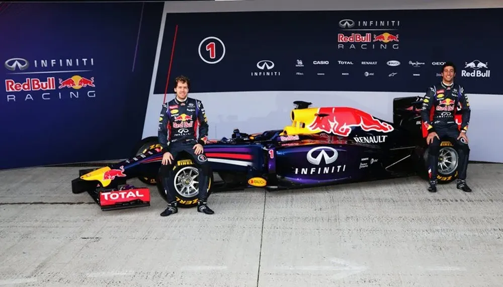 Vettel y Ricciardo junto al RB10 en Jerez.