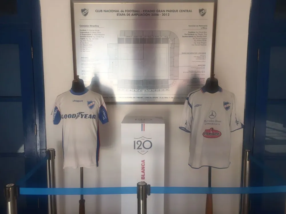 Las camisetas de Suárez que exhibe la Comisión de Historia de Nacional