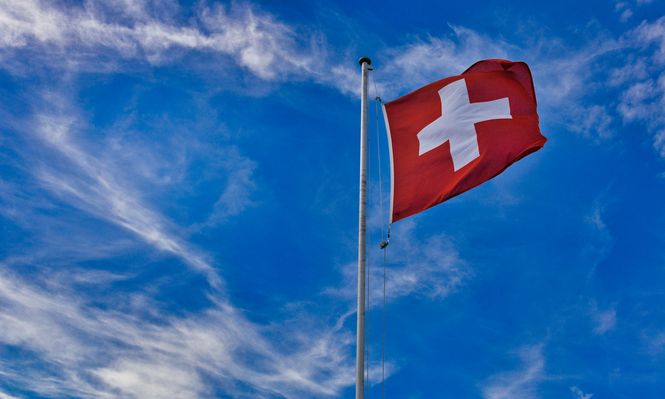 Suiza es reconocida por su calidad de vida y seguridad, ofreciendo un entorno ideal para profesionales y familias que desean emigrar.