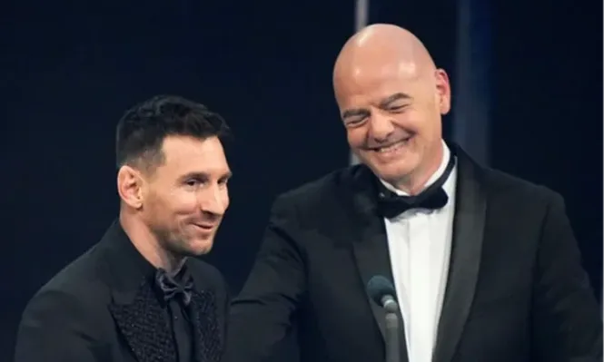 Messi y el presidente de la FIFA en la última entrega de los premios The Best