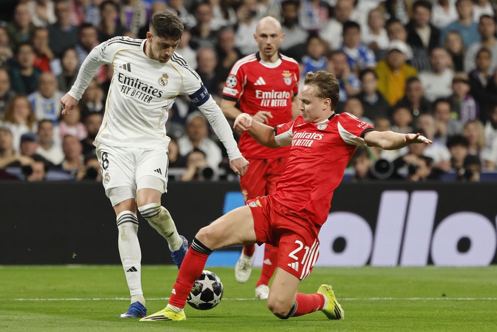 Fede Valverde pelea un balón con Andreas Schjelderup, del Benfica