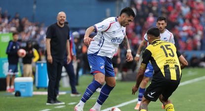 Maximiliano Gómez de Nacional ante Maximiliano Olivera de Peñarol por la final de la Liga AUF Uruguaya