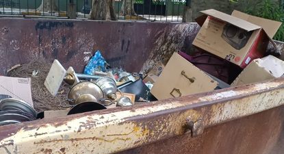 Trofeos de River Plate en la basura
