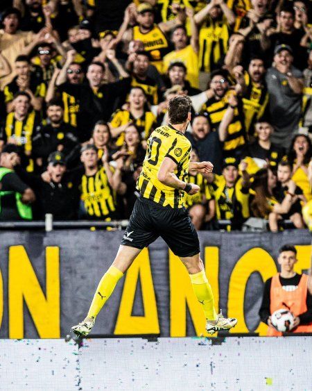 Felipe Avenatti celebra su gol para el 1-0 de Peñarol ante Boston River