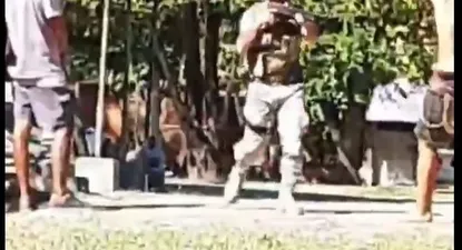 polemica por incidente entre policias y malabaristas en una plaza de san jose