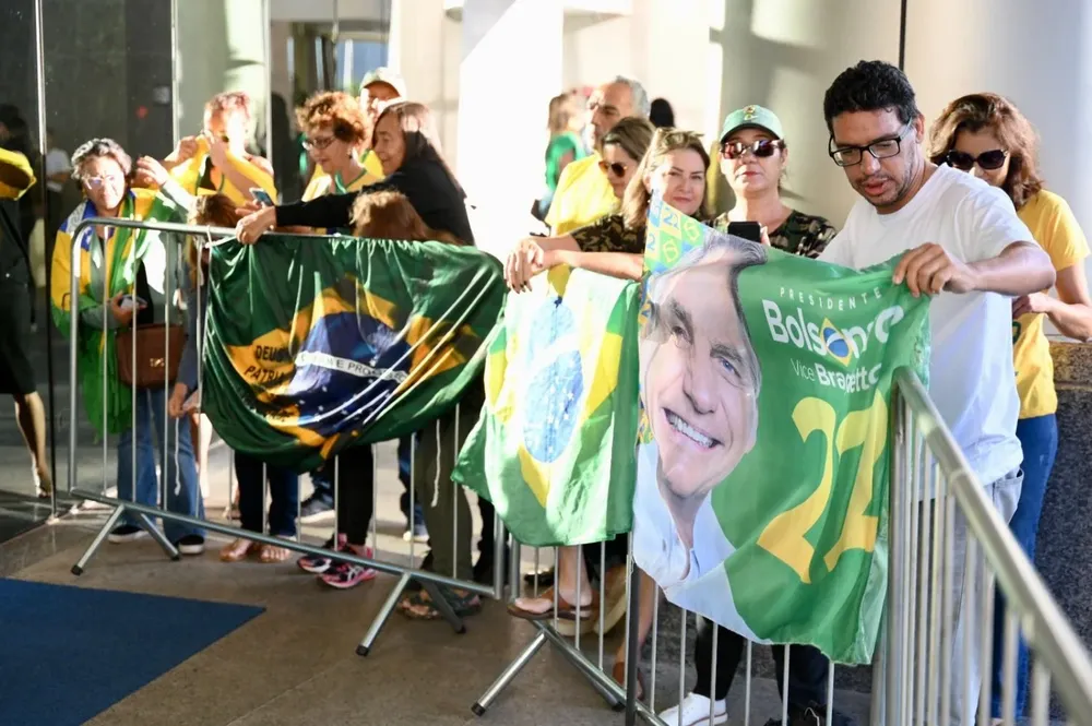 Manifestantes pro Bolsonaro esperan al expresidente en el aeropuerto
