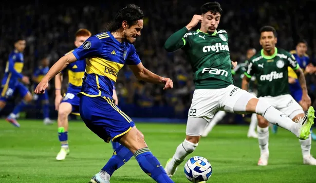 Edinson Cavani y Joaquín Piquerez durante el partido de este jueves