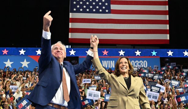 Kamala Harris y su compañero de fórmula, Tim Walz, en un acto en Arizona el 9 de agosto