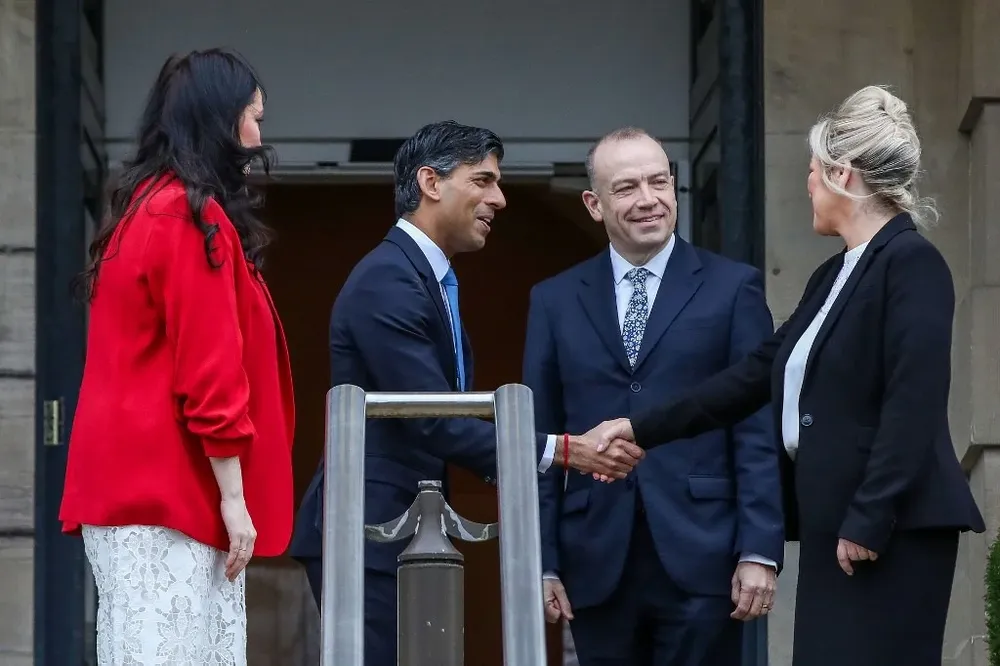 Rishi Sunak y Michelle ONeill se dan la mano antes de la reunión realizada en Belfast, Irlanda del Norte.
