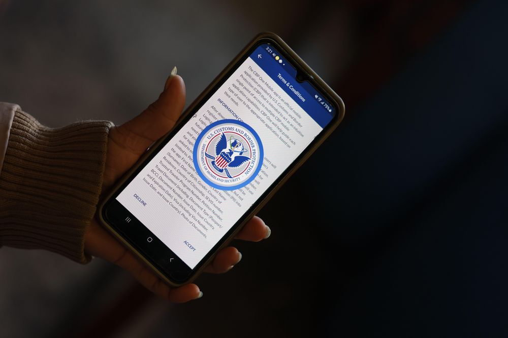 CBP Home, la versión modificada de la anteriormente conocida como CBP One, es una app del gobierno de EE.UU. que permite a inmigrantes indocumentados solicitar su autodeportación con asistencia económica y logística.