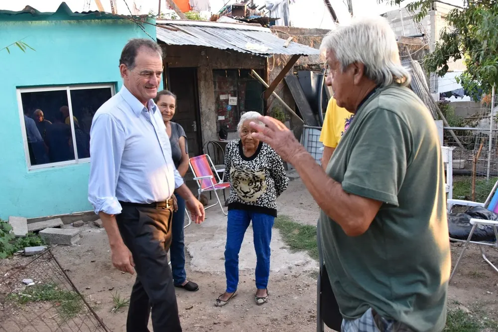 Guido Manini Ríos de recorrida por el barrio Santa María