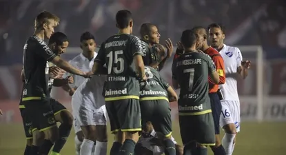 Rossi le protesta a Aquino