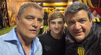 Jorge Barrera junto a su hijo y a Diego Aguirre, técnico de Peñarol