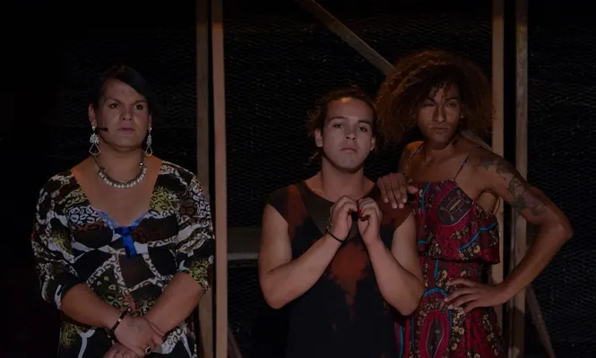 Escena de Naturaleza Trans en el Teatro Solís; Victoria Pereira es la que aparece al centro