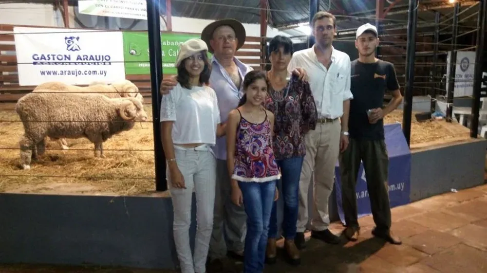 Douglas Cortela y su familia junto al rematador Gastón Araújo