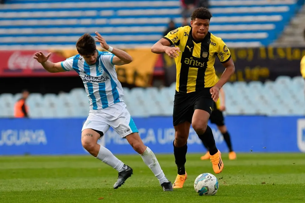 Bruno Betancor con la camiseta de Peñarol