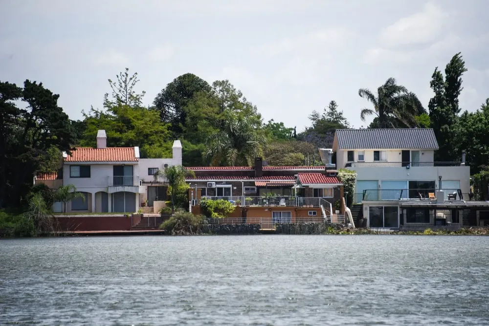 Casas sobre la ribera de lago