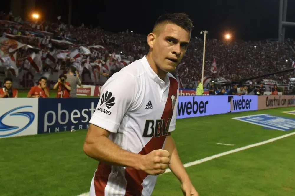 Santos Borré festeja su gol