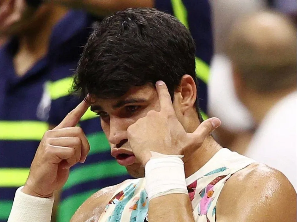 Alcaraz tiene chances matemáticas de volver a la cima.