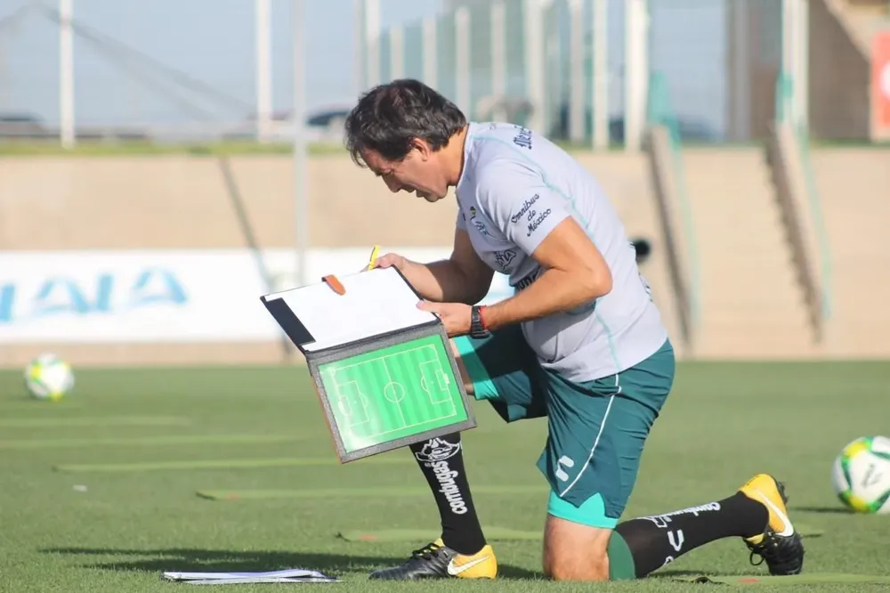 Guillermo Almada en su primer entrenamiento en Santos Laguna de México en abril de 2019