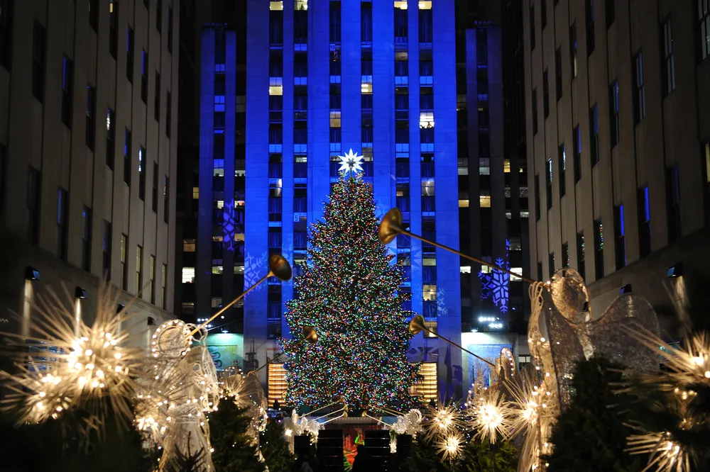 Cada año, el emblemático árbol navideño es instalado en el Centro Rockefeller en Manhattan, Nueva York
