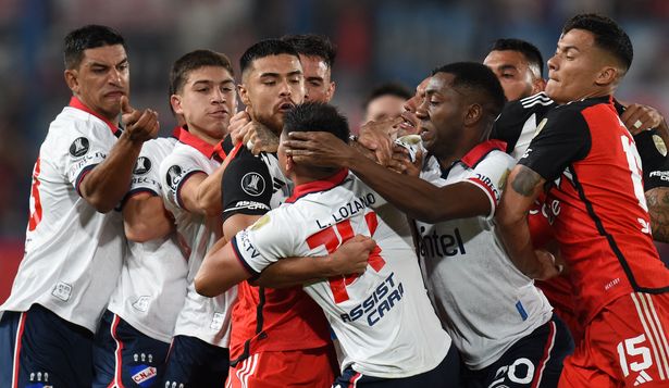 El momento violento de la Copa Libertadores: patadas, empujones y agresiones en Nacional y River