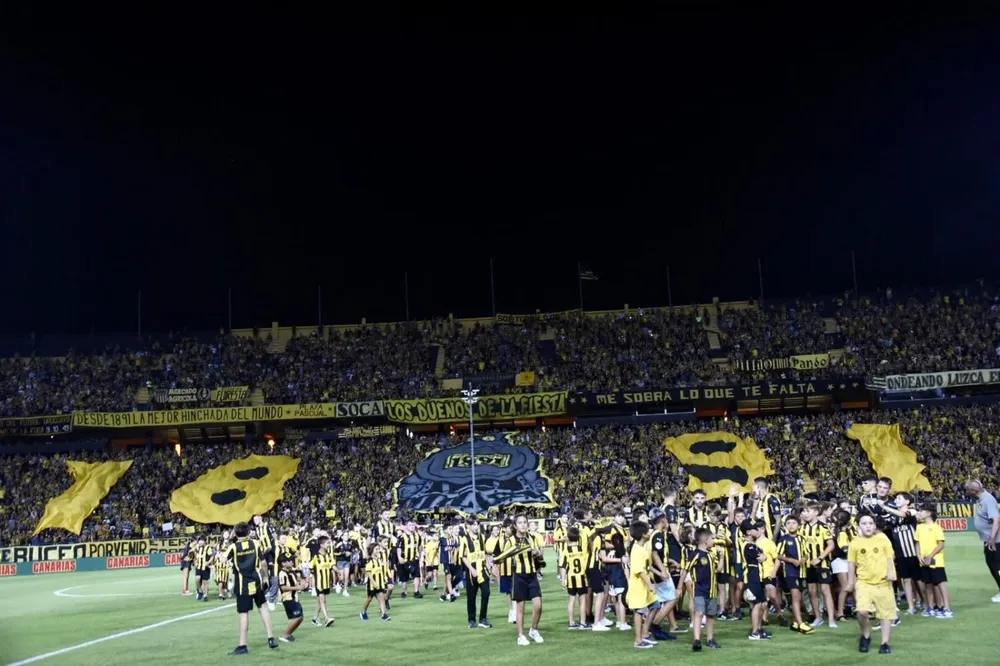 Fuerte presencia de mascotas en un partido de Peñarol de 2023. (Archivo)