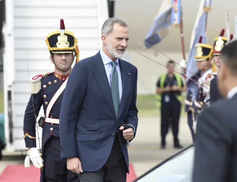 El rey Felipe VI, a su llegada en la mañana de hoy sábado 9 al aeropuerto de Ezeiza.