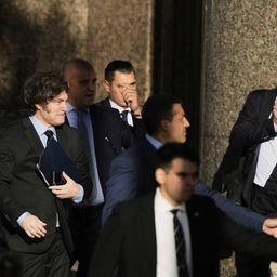 El peso va a ser una moneda muy fuerte y usted lo que va a hacer es usar cada vez más dólares, aseguró Javier Milei.