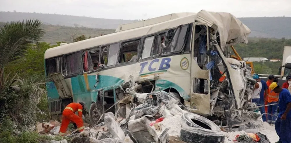 El accidente se produjo en la ruta BR 324, a la altura de la ciudad de Gaviao, a unos 250 kilómetros al noroeste de la capital de Bahía, Salvador.