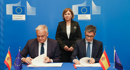 El dirigente del PP Esteban González Pons (a la izquierda), la vicepresidenta de la Comisión Europea, Vera Jourová, y el ministro de Justicia, Félix Bolaños, durante la firma del acuerdo para la renovación del CGPJ, en el Parlamento Europeo.